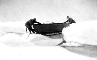 Cruzando un canal con el bote de seda. Wikimedia Commons